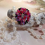  Bague El&eacute;gance mont&eacute;e avec des toupies en Cristal de Swarovski de couleur Fuchsia et Jet avec des facettes en Verre de Boh&egrave;me Noires o&ugrave; les perles s&rsquo;entrelacent avec les rocailles Argent&eacute;es 